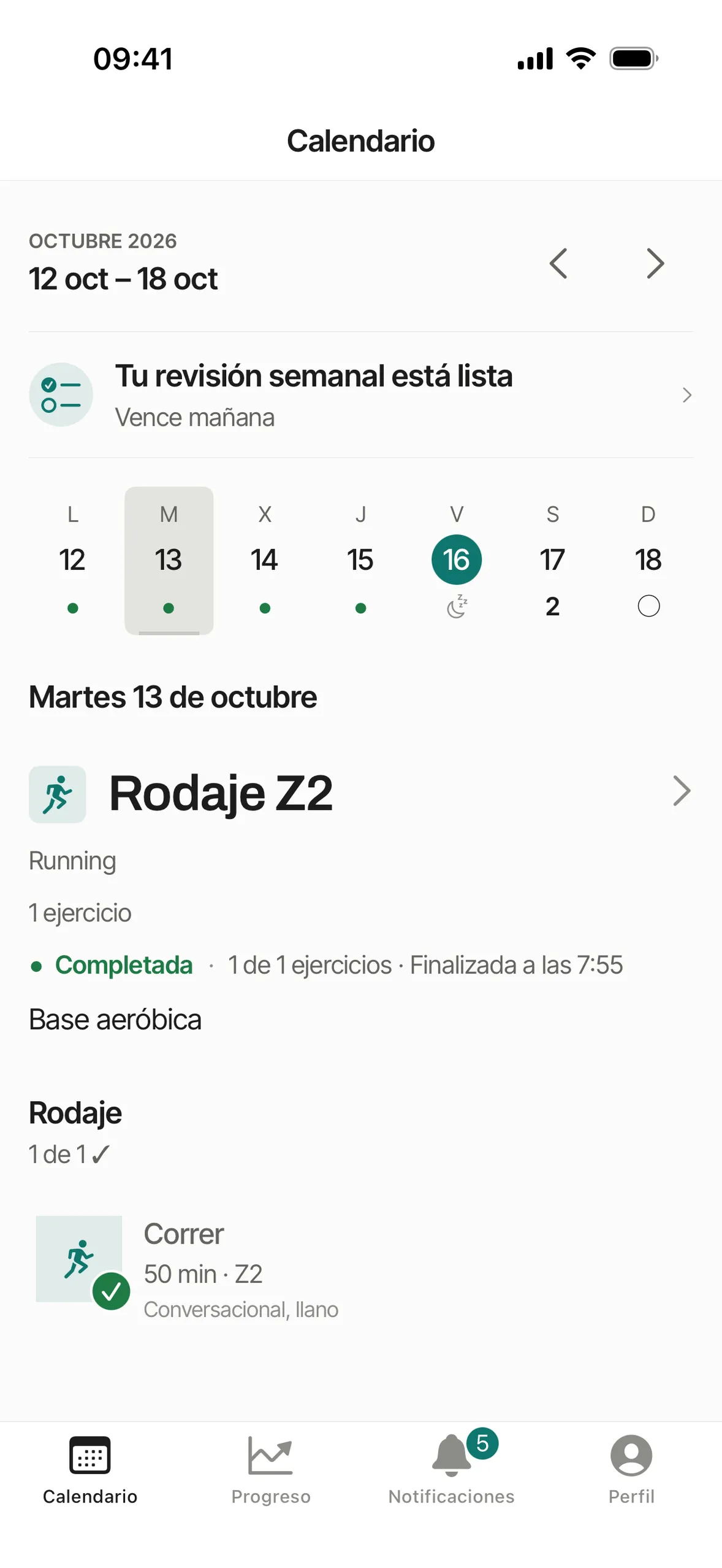 La app de SERAC en un iPhone: el calendario de la clienta con la semana del 12 al 18 de octubre (cuatro días completados, el viernes de descanso y el fin de semana pendiente), su revisión semanal lista para rellenar y el rodaje Z2 del martes abierto, completado.
